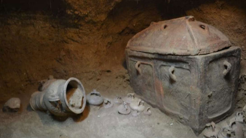 curioustuff_bronze-age-tomb-1